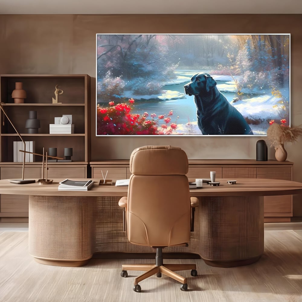 Tablou canvas cu tablou canvas cu labrador negru pe malul unui lac inzapezit, in rama de aluminiu argintiu, pe perete intr-un birou